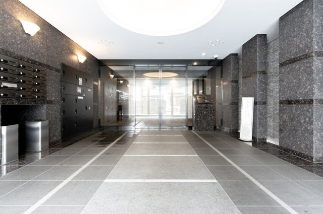 ルーブル王子本町のロビー