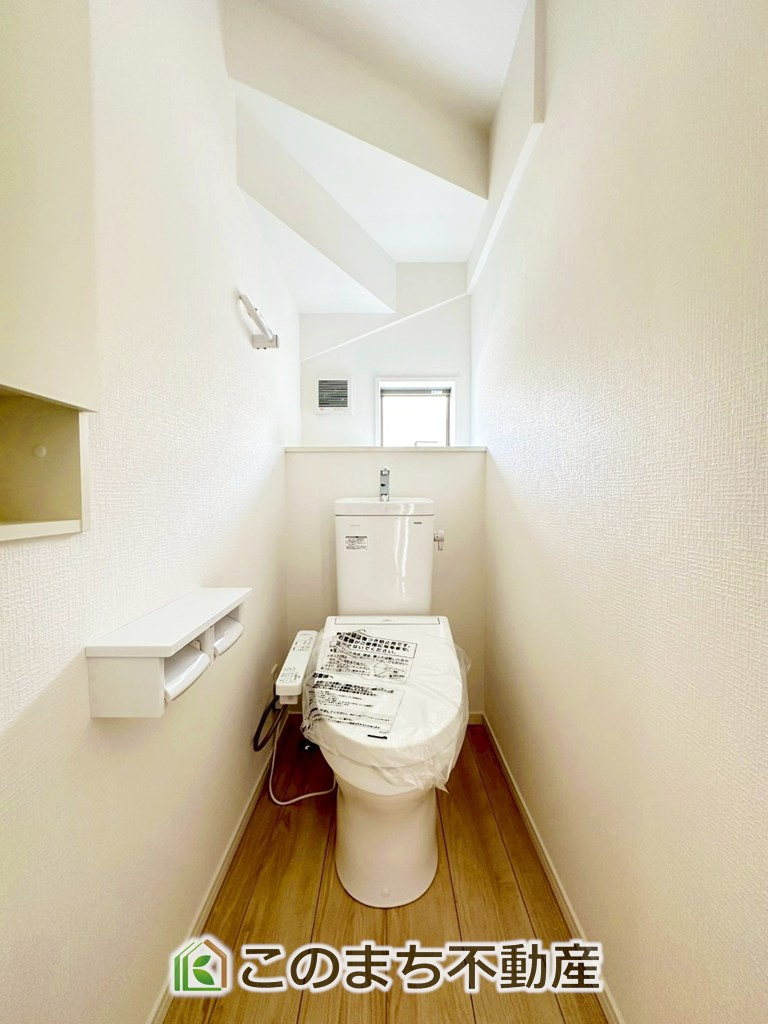 CRADLEGARDEN宇都宮市大塚町第3のトイレ|小窓から換気ができて清潔なトイレスペース☆温水洗浄便座搭載です！
