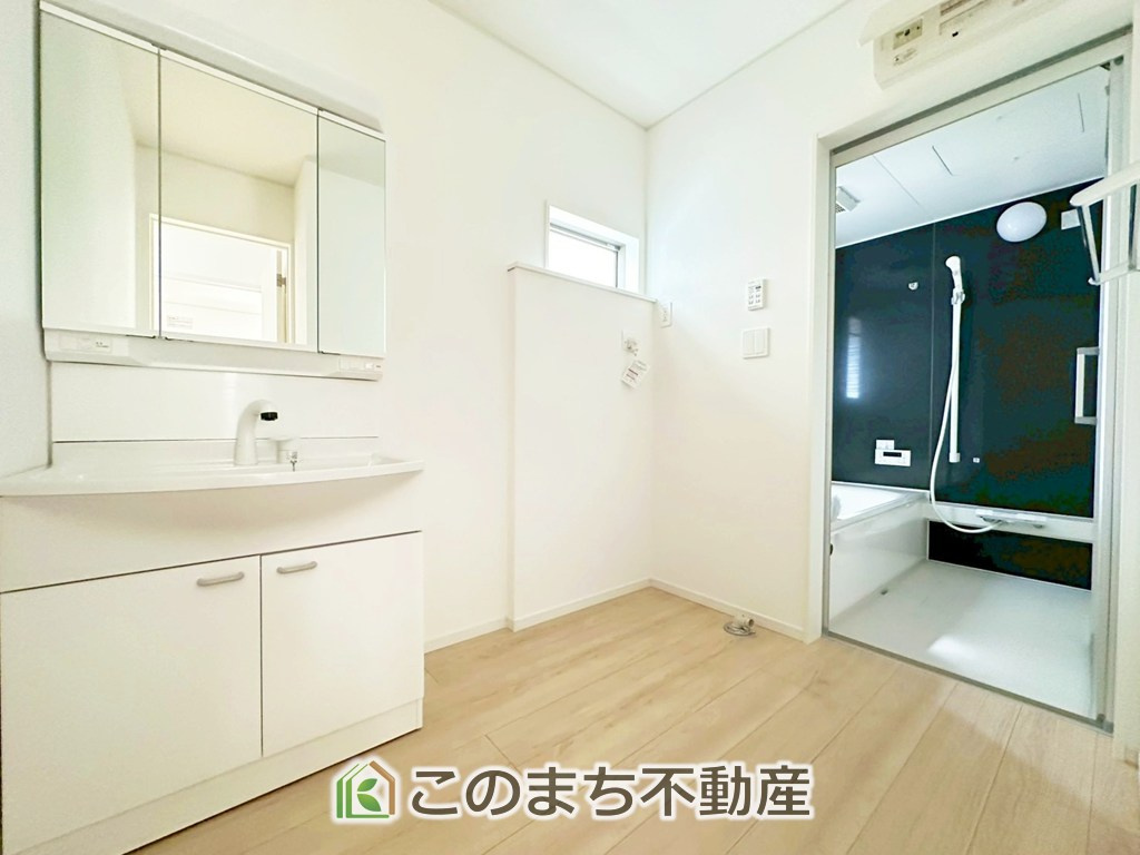 CRADLEGARDEN宇都宮市大塚町第3の洗面所|脱衣所は広々としておりますので、お子様のお着替えもストレスなくできます！
