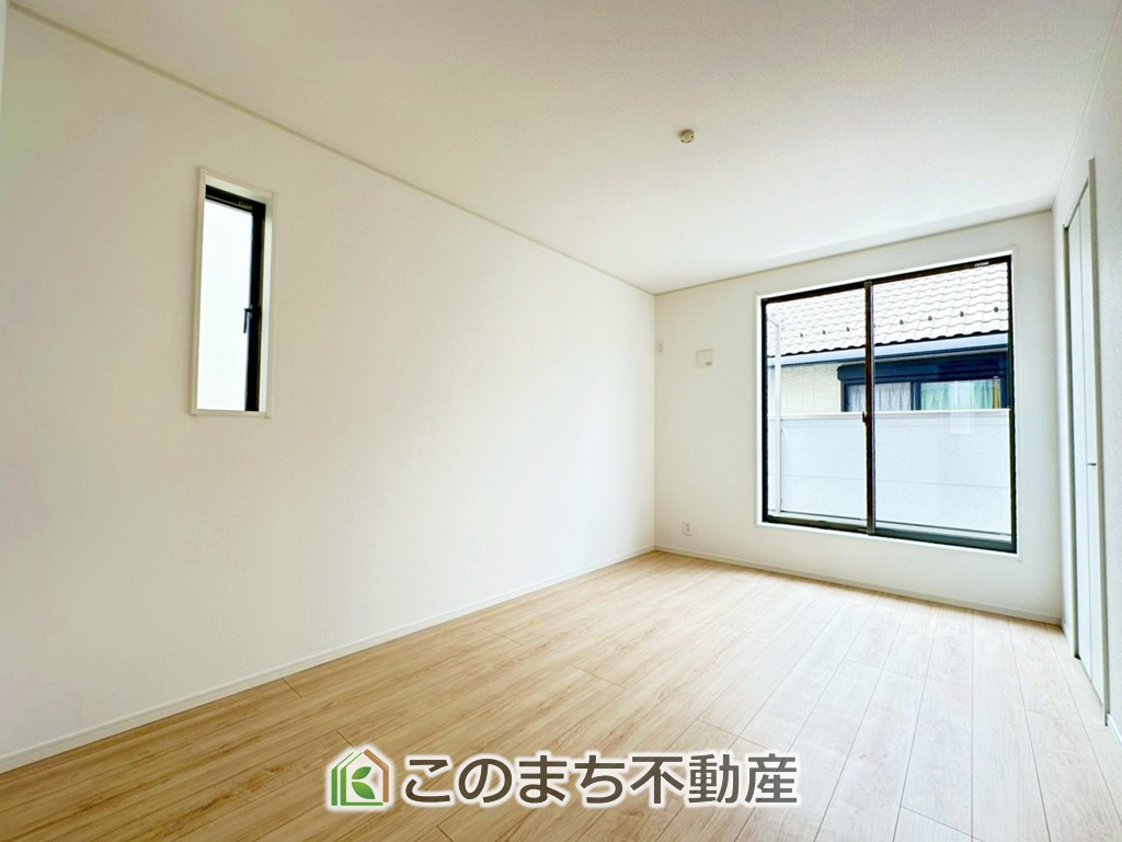 CRADLEGARDEN宇都宮市大塚町第3の洋室|採光も確保されたお部屋です。大きいベッドを置いても余裕のあるゆとり空間。

