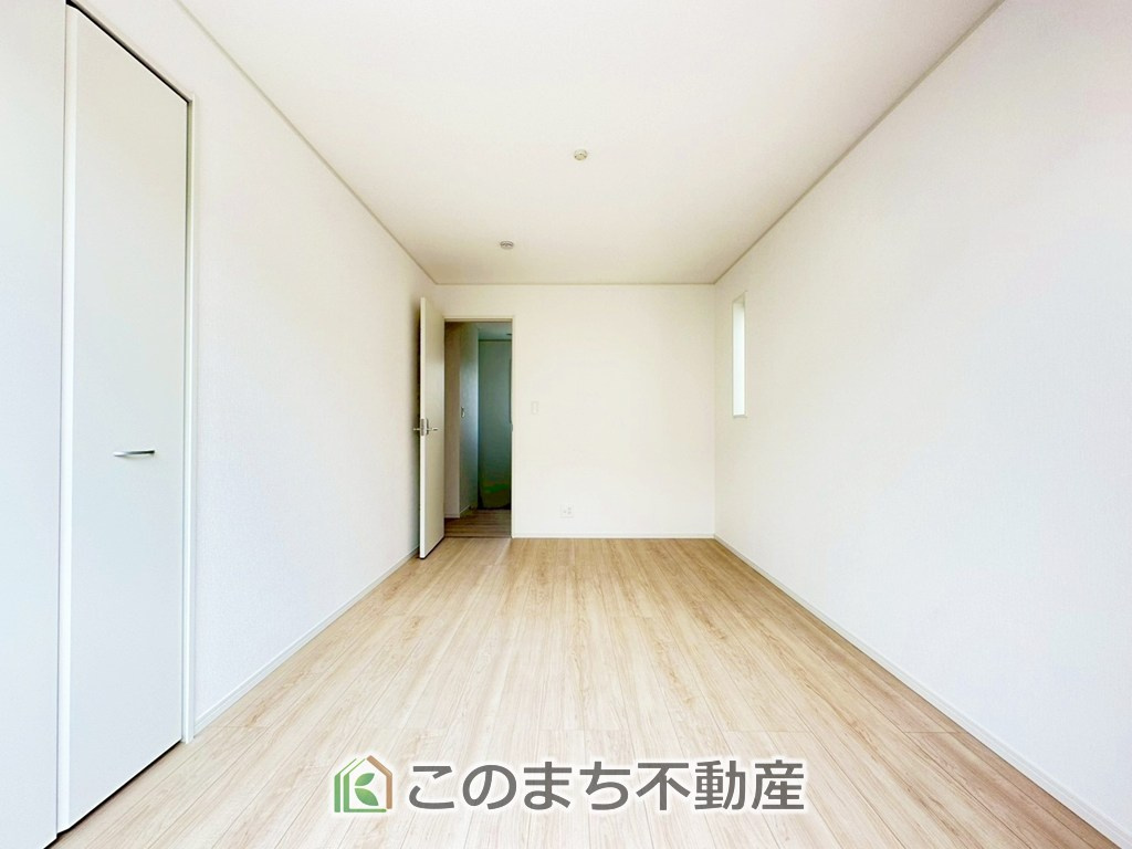 CRADLEGARDEN宇都宮市大塚町第3の洋室|柔らかい陽光が差し込む明るいお部屋を演出する設計。彩光の取れる窓が気持ちの良いお部屋を創り上げます。
