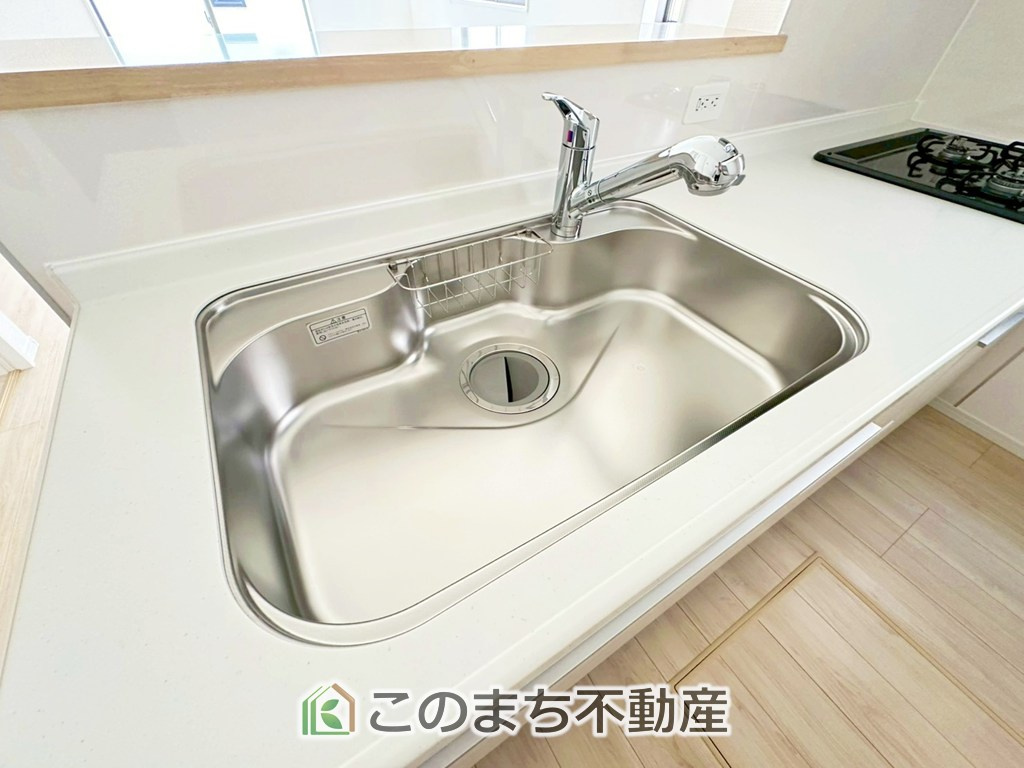 CRADLEGARDEN宇都宮市大塚町第3の設備|ビルトイン型浄水器を内蔵したキッチン水栓。お米を研いだり、野菜を洗ったりするときなど用途に応じてワンタッチで浄水に切り替えが可能です。カートリッジ式なので、フィルターを簡単に交換する事が出来ます。
