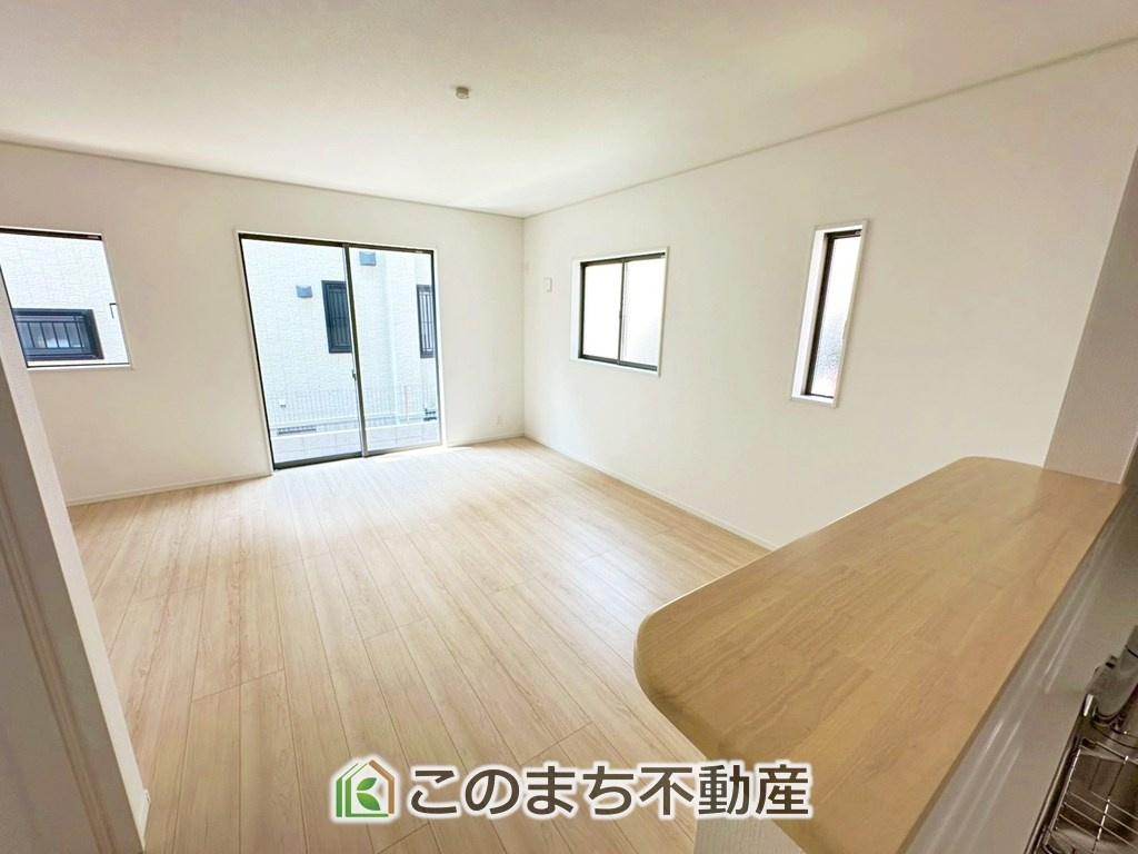 CRADLEGARDEN宇都宮市大塚町第3の居間・リビング|南側から暖かな日差しが差し込みます♪キッチンからリビングの様子がよく見渡せます☆
