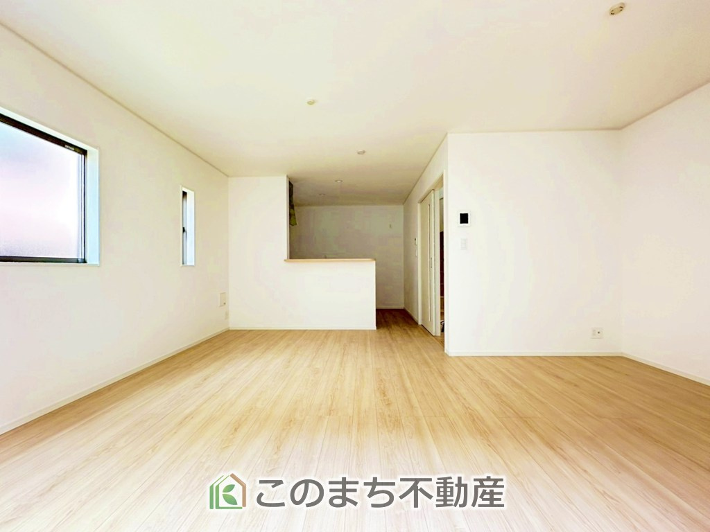 CRADLEGARDEN宇都宮市大塚町第3の居間・リビング|"ＬＤＫは家族団欒スペースとしては十分な広さです！
大きいダイニングテーブル、カウチ付きソファ、大型ＴＶも気兼ねなく配置可能！！"
