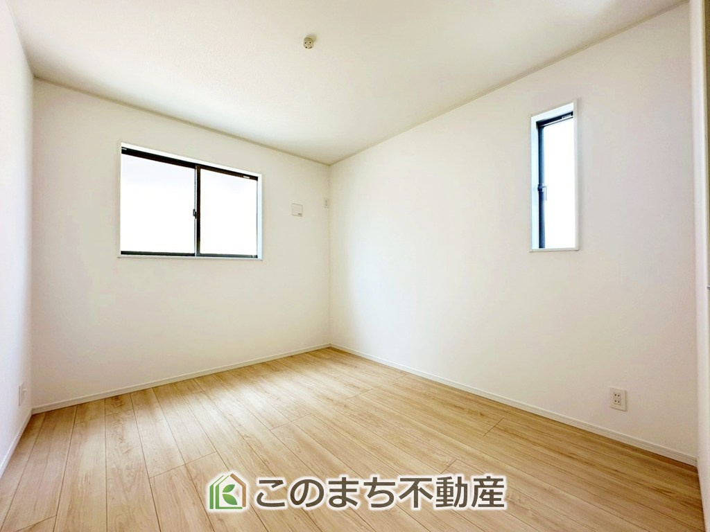 CRADLEGARDEN宇都宮市大塚町第3の洋室|居室のサッシにはペアガラスを採用しております。高い断熱性による省エネと結露対策に有効です。
