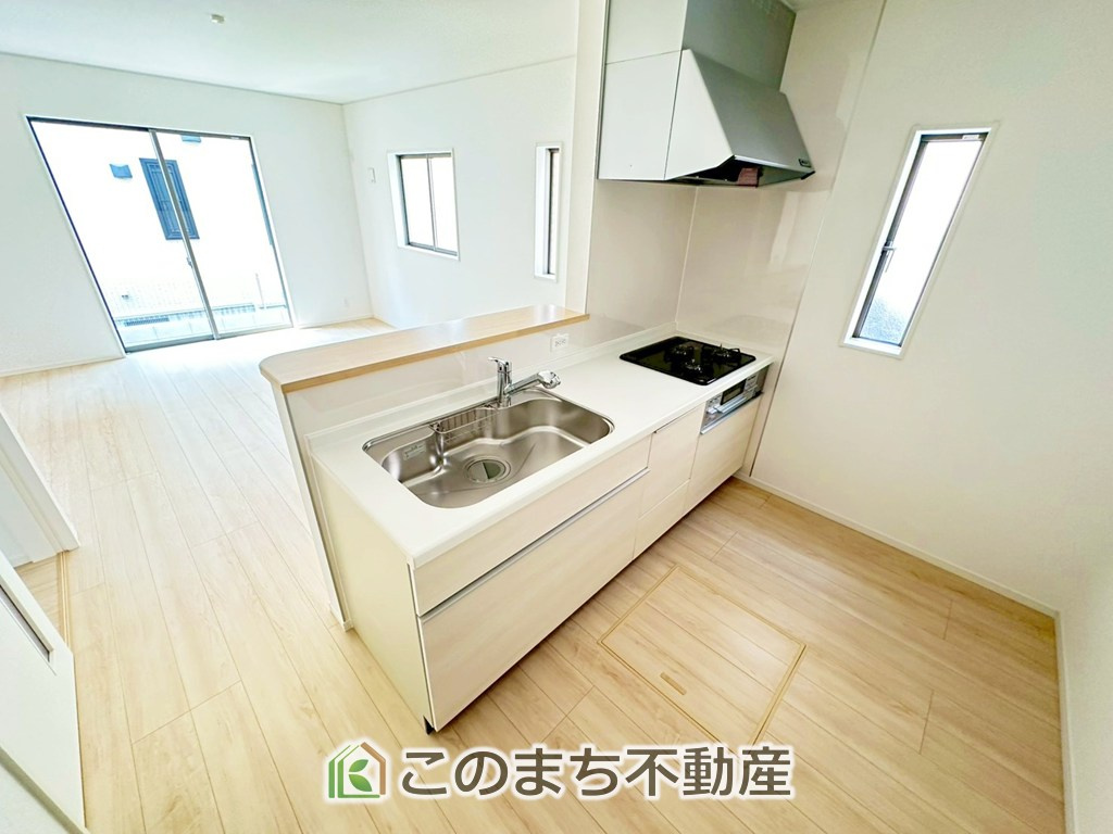 CRADLEGARDEN宇都宮市大塚町第3のキッチン|"お洒落なホワイト天板のペニンシュラキッチンを採用しております。
浄水器内蔵の水栓です♪"
