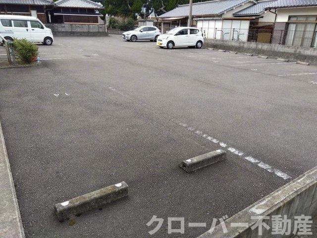レオパレスサンクローバーの駐車場