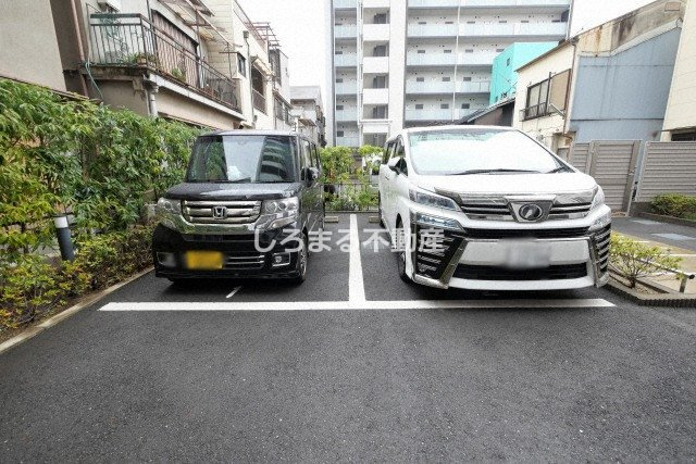 アドバンス大阪グロウスIIの駐車場