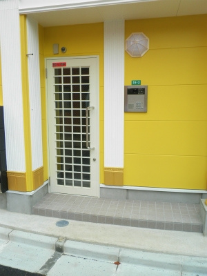 グレースシャルマンのエントランス|可愛らしいドアが迎えてくれますよ☆