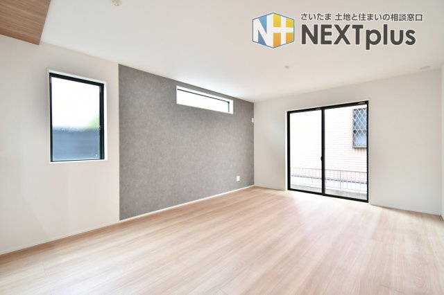 伊奈町小室10期　全1棟の居間・リビング|大きな掃き出し窓から光が注ぐLDK。上部の横長スリット窓が、プライバシーを守りつつ開放感を演出します。落ち着いたグレーの壁紙は、どんな家具とも相性◎！自分好みの空間づくりが楽しめる広々空間。