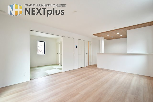 伊奈町小室10期　全1棟の居間・リビング|リビングとフラットに繋がる4.5帖の和洋室。扉を開放すれば、さらなる大空間として活用できます。お子様の遊び場や家事スペース、来客時の寝室など、用途に合わせて柔軟に使い分けられる贅沢な間取り。