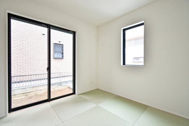 伊奈町小室10期　全1棟の和室|和室：明るい光が差し込む和洋室は、小さなお子様の遊び場や、お昼寝スペースにおすすめ。リビング横の便利な動線で、家族の気配を感じながら安心して過ごせます。家事の合間にホッと一息つける、安らぎの拠点です。