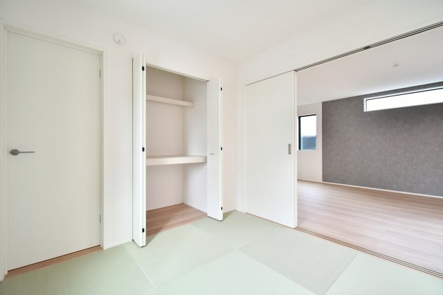 伊奈町小室10期　全1棟の和室|和室：大容量の押入付きで、来客用の布団や季節物もスッキリ収納。扉を開ければLDKと一体化し、開放感あふれる大空間に早変わり。ライフスタイルに合わせて個室としても共有スペースとしても活躍する一部屋。