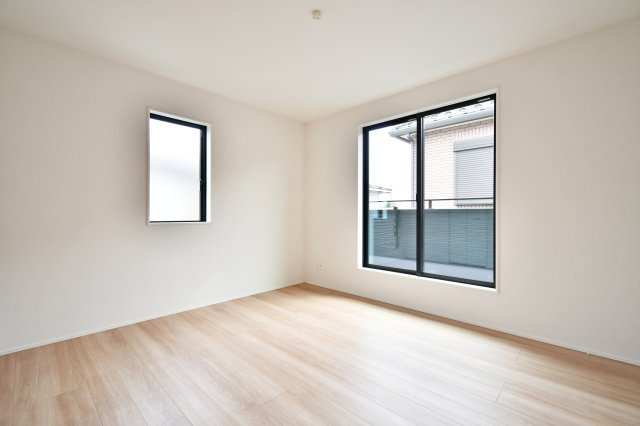 伊奈町小室10期　全1棟の洋室|洋室①：バルコニーに面した大きな窓から光が溢れる、7帖のゆとりある洋室。ダブルベッドを置いても余裕の広さで、一日の疲れを癒やす主寝室におすすめ。スリット窓が風の通り道を作り、快適な睡眠環境を整えます。