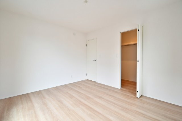 伊奈町小室10期　全1棟の洋室|洋室①：季節の衣類や大型家電まで丸ごと飲み込む、ウォークインクローゼット付き。家具を最小限に抑えられるため、7帖の広さを最大限に活用できます。隠す収納で生活感を抑えた、理想のミニマルライフが叶います。