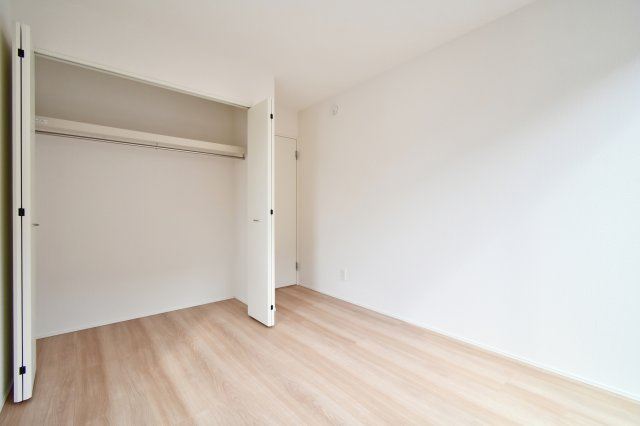 伊奈町小室10期　全1棟の洋室|洋室②：幅のあるクローゼットを備え、衣類や学用品もすっきり片付きます。居住スペースを最大限に活用できるよう配慮された設計。シンプルで家具配置もしやすく、ライフスタイルの変化にも柔軟に対応可能です。