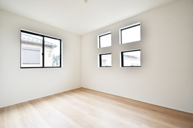 伊奈町小室10期　全1棟の洋室|洋室③：2つの窓から光と風を贅沢に取り込む、明るい洋室。6.5帖の広さがあり、デスクやベッドを置いてもゆとりを感じる空間。プライベート時間を快適に彩る、使い勝手の良い間取りです。