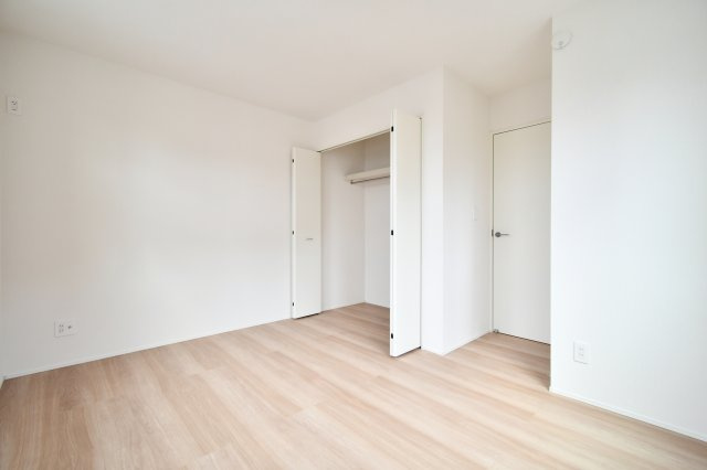 伊奈町小室10期　全1棟の洋室|洋室③：衣類や小物を一括管理できるクローゼット付きで、生活空間をすっきり保てます。白を基調とした内装は清潔感があり、どんなインテリアも引き立てます。自分だけの落ち着ける空間作りがここから始まります。