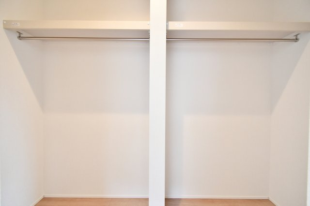 伊奈町小室10期　全1棟の収納|ハンガーパイプと枕棚を備えた、奥行きのある収納空間。夫婦二人の衣類から季節家電まで一括管理でき、居住スペースを常に美しく保てます。毎日のコーディネートが楽しくなる、主寝室直結の贅沢仕様です。