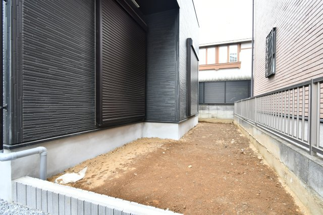 伊奈町小室10期　全1棟の庭|並列で2台停められるカースペースに加え、ガーデニングやDIYを楽しめる庭先空間を確保。120㎡超の敷地面積があるからこそ叶う、隣地との距離感とゆとりが、家族のプライベート時間を豊かに彩ります。