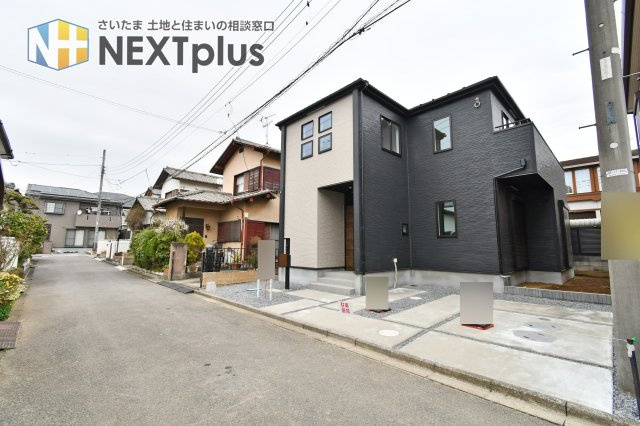 伊奈町小室10期　全1棟の前面道路含む現地写真|西側4.2mの公道に面した、スッキリと見通しの良い環境。道路との高低差も少なく、車の出し入れがスムーズ。分譲地ならではの整った街並みが、住まいの品格と毎日の安心感をさらに高めてくれます。