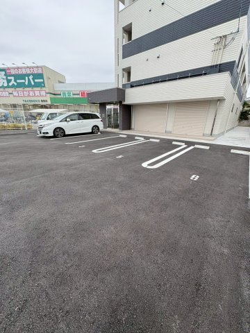 ブランキューブ南摂津の駐車場