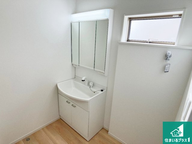 姫路市青山　第8-2期　新築一戸建ての独立洗面台|清潔感のある洗面台です。フラットな鏡は掃除がしやすく毎日清潔！鏡裏には収納があるのでスッキリとした洗面台が保てます。