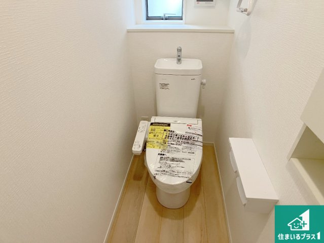 姫路市青山　第8-2期　新築一戸建てのトイレ|1・2階の2ヶ所にあるので、朝の忙しい時間の順番待ちもなく、深夜の利用にも大変便利です。