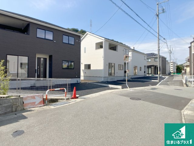 姫路市青山　第8-2期　新築一戸建ての前面道路含む現地写真|周辺は閑静な住宅街！前面道路広々で車の出し入れも便利です。駐車が苦手な方でも安心して車庫入れできます！
