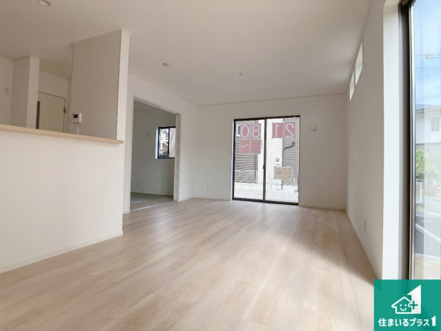 姫路市青山　第8-2期　新築一戸建ての居間・リビング|日当たり良好の明るいリビングで朝の目覚めもスッキリできそう！対面キッチンでご家族のコミュニケーションも自然と増える設計！小さなお子様が遊ぶスペースを作っても広々とくつろげるLDK！