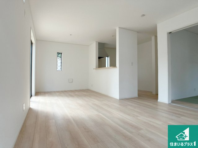 姫路市青山　第8-2期　新築一戸建ての居間・リビング|シンプルなリビングは、観葉植物等のインテリアを楽しめますね！パパ好みにも、ママ好みにも家具次第で雰囲気を変えることができます！