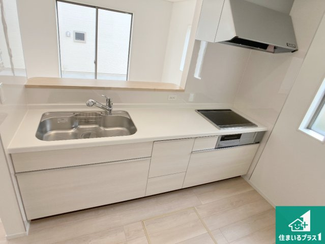 姫路市青山　第8-2期　新築一戸建てのキッチン|明るいリビングで朝の目覚めもスッキリできそう！対面キッチンでご家族のコミュニケーションも自然と増える設計！小さなお子様が遊ぶスペースを作っても広々とくつろげるLDK！