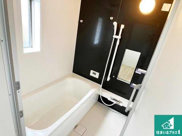 姫路市青山　第8-2期　新築一戸建ての浴室|足をゆったり伸ばして寛げる浴槽です。窓が設けられていますので差し込む光が明るく穏やかな雰囲気にしてくれます♪浴室乾燥機も設置しているので、雨の日の洗濯物も安心です♪