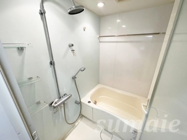 AXIS桜木町の浴室|大きなシャワー付きお風呂