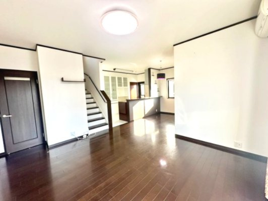 入野町戸建の居間・リビング