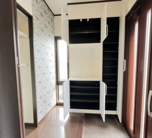 入野町戸建の玄関|きれいな玄関です