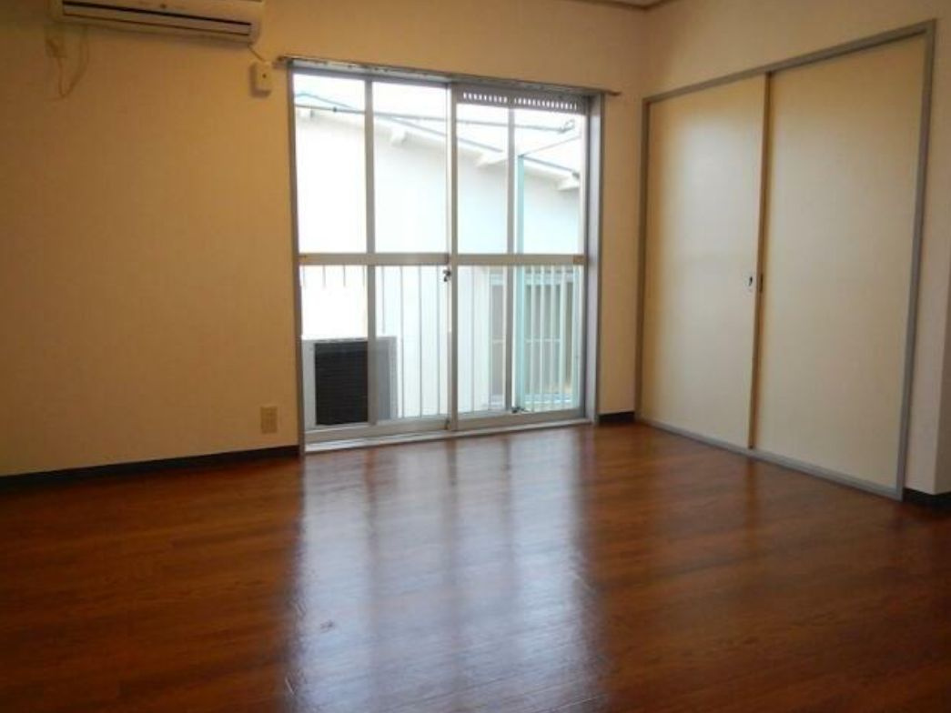 ロイヤルハイツの居間・リビング