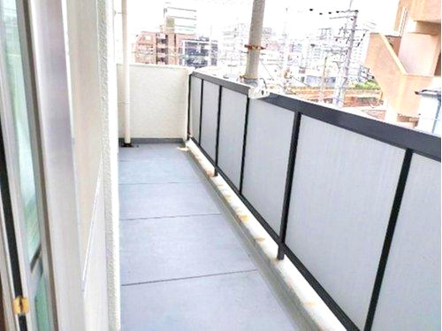甲南メゾン春日のバルコニー|2部屋から行き来できるバルコニー