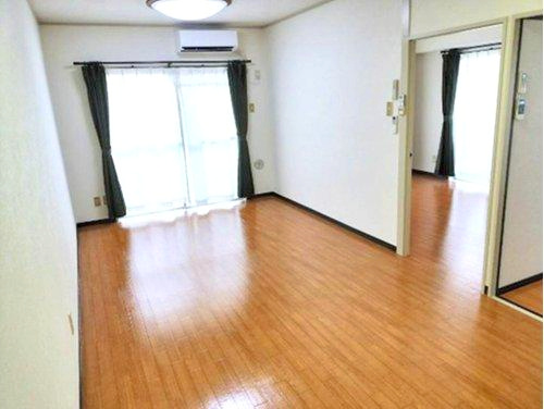甲南メゾン春日の居間・リビング|南向きのリビングではぽかぽかの日差しが感じられるお部屋です。