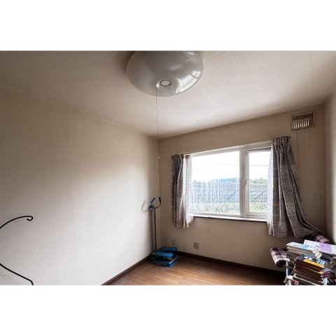 眺望を楽しめます。緑豊かな静寂の街…陣川町。陣川町中古住宅の洋室