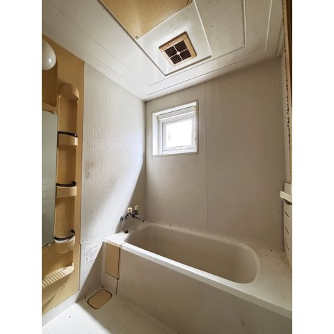 眺望を楽しめます。緑豊かな静寂の街…陣川町。陣川町中古住宅の浴室