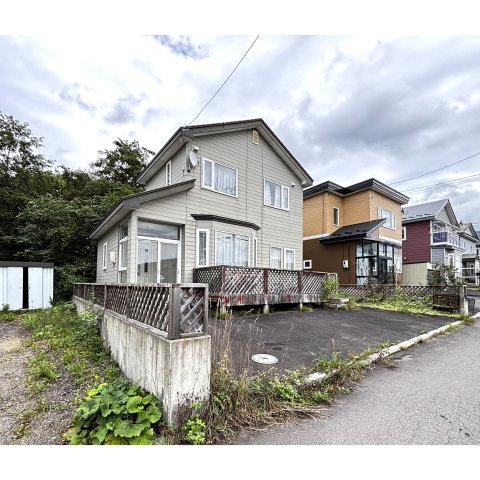 眺望を楽しめます。緑豊かな静寂の街…陣川町。陣川町中古住宅の外観