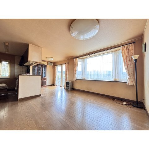 眺望を楽しめます。緑豊かな静寂の街…陣川町。陣川町中古住宅の居間・リビング