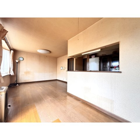 眺望を楽しめます。緑豊かな静寂の街…陣川町。陣川町中古住宅の居間・リビング