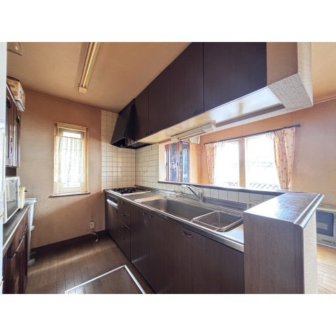 眺望を楽しめます。緑豊かな静寂の街…陣川町。陣川町中古住宅のキッチン