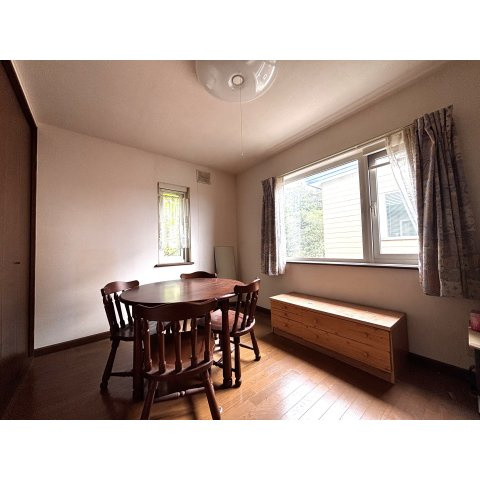 眺望を楽しめます。緑豊かな静寂の街…陣川町。陣川町中古住宅の洋室