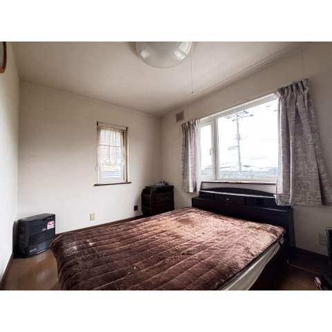 眺望を楽しめます。緑豊かな静寂の街…陣川町。陣川町中古住宅の寝室