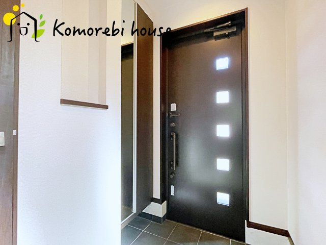 桶川市下日出谷西1丁目　中古一戸建ての玄関|明るい玄関です