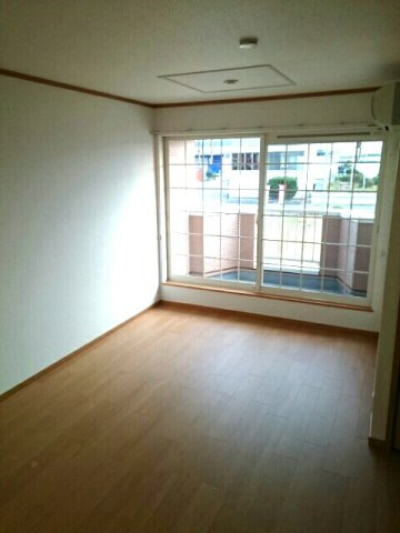 宇部市大字妻崎開作のアパートの居間・リビング