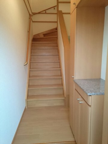 宇部市大字妻崎開作のアパートの玄関